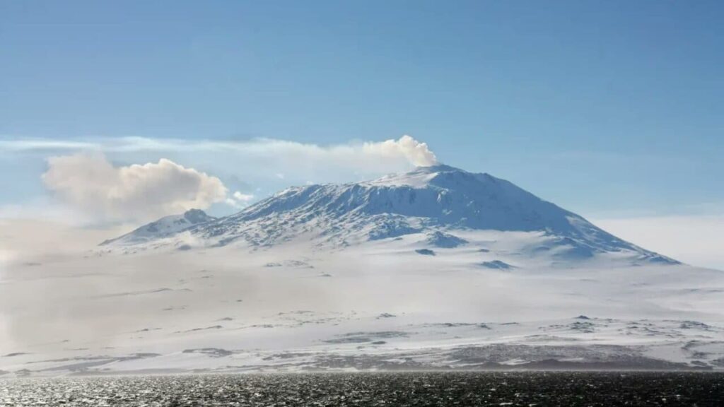 Gunung Erebus Keajaiban Antartika yang Menyemburkan Emas 80 Gram per Hari