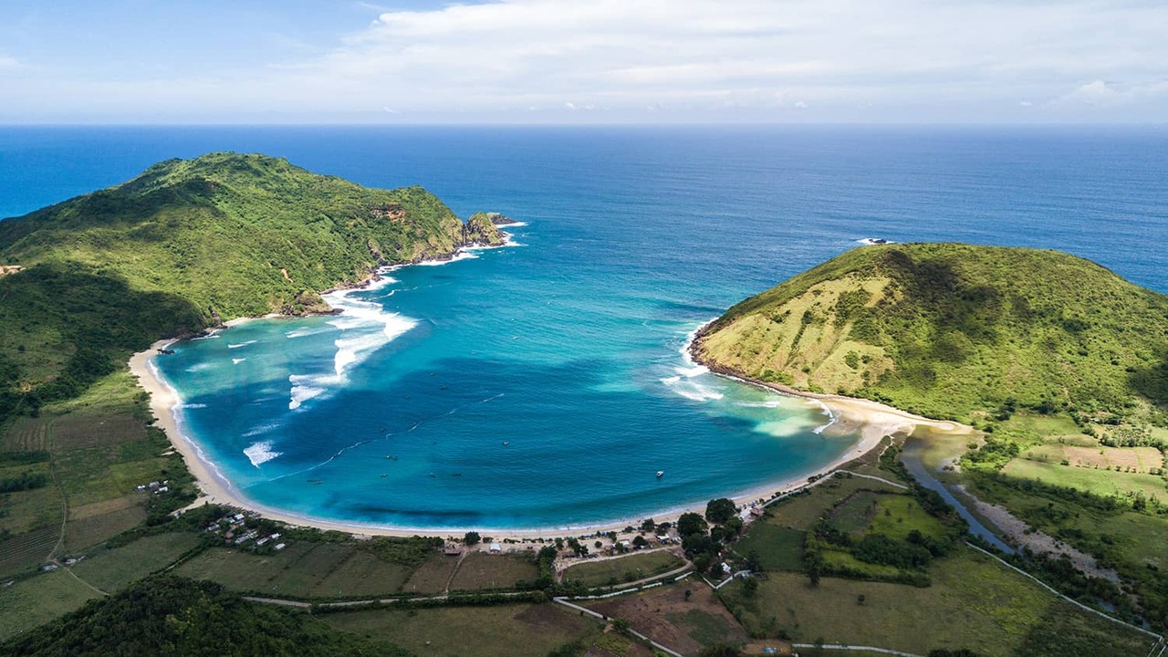 Pantai Mawun Lombok Keindahan Tersembunyi dengan Panorama Laut Biru Kehijauan